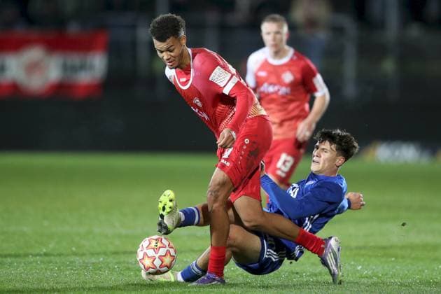 04 11 2025, xjcx, Herren, Fußball, Saison 2025 2026, BFV Verbandspokal, Viertelfinale FC Wuerzburger Kickers SV Viktoria Aschaffenburg Jermain Nischalke 9, FC Würzburger Kickers und Justin Berg 20, SV Viktoria Aschaffenburg Wuerzburg FLYERALARM Arena Bayern Deutschland