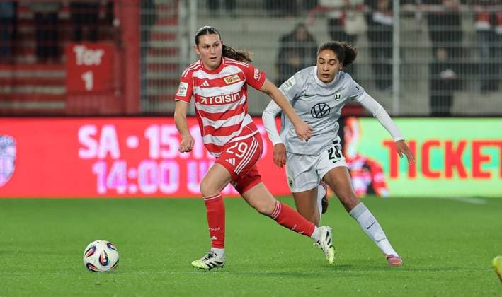 Antonia Halverkamps on the ball, Cora Zicai duel Match scene Action Sport Soccer Soccer Women Womens Bundesliga 9 Matchday Season 2025 2026 04 11 2025 1 FC Union Berlin vs VfL Wolfsburg WOB DFL regulations prohibit any use of photographs as image sequences and or quasi video