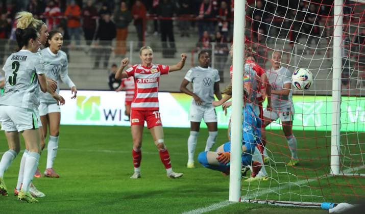Goalkeeper Stina Johannes concedes the 1 0 from Antonia Halverkamps direct corner kick Sport Fußball Fußball Damen Frauen Bundesliga 9 Spieltag Saison 2025 2026 04 11 2025 1 FC Union Berlin vs VfL Wolfsburg WOB DFL regulations prohibit any use of photographs as image sequences and or quasi video