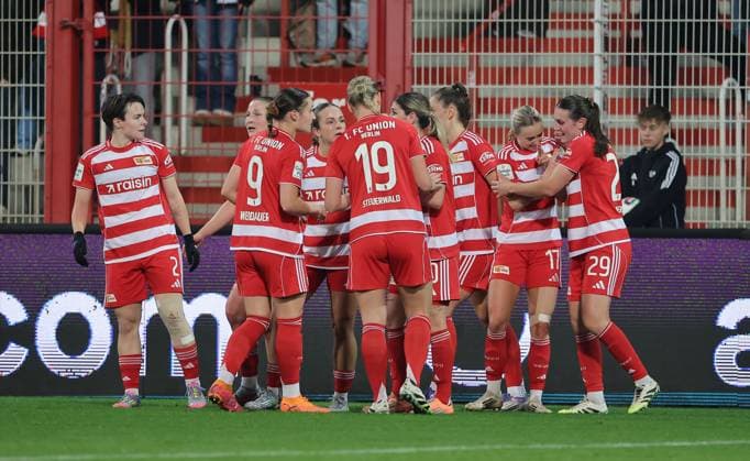 re Antonia Halverkamps Nr 29 cheers after 1 0 with teammates joy emotion jubilation sport soccer soccer women women Bundesliga 9 matchday season 2025 2026 04 11 2025 1 FC Union Berlin vs VfL Wolfsburg WOB DFL regulations prohibit any use of photographs as image sequences and or quasi video
