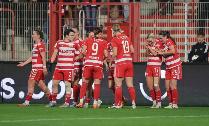re Antonia Halverkamps Nr 29 cheers after 1 0 with teammates joy emotion jubilation sport soccer soccer women women Bundesliga 9 matchday season 2025 2026 04 11 2025 1 FC Union Berlin vs VfL Wolfsburg WOB DFL regulations prohibit any use of photographs as image sequences and or quasi video