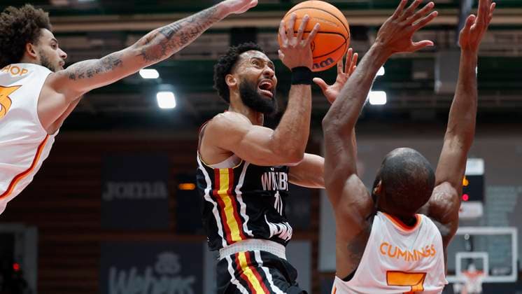 f l r Christian Bishop Galatasaray MCT Technic, 13 , Davion Mintz Fitness First Wuerzburg Baskets, 10 and Will Cummings Galatasaray MCT Technic, 7 , 04 11 2025, Basketball, Champions League, Fitness First Wuerzburg Baskets Galatasaray MCT Technic, GER, Wuerzburg, tectake ARENA, Copyright: HMBxMedia xHeikoxBecker
