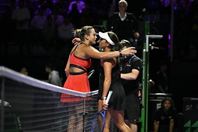 WTA, Tennis Damen Finals 2025 in Riyadh - Day Four RIYADH, SAUDI ARABIA - NOVEMBER 4: Jessica Pegula (R) of the United States congratulates her opponent Aryna Sabalenka (L) after winning the second group-stage match on Day 4 of the 2025 WTA Finals, part of the Hologic WTA Tour, at King Saud University Indoor Arena in Riyadh, Saudi Arabia, on November 4, 2025. Artur Widak Anadolu Riyadh Saudi Arabia. Editorial use only. Please get in touch for any other usage.  Copyright: x2025xAnadoluxArturxWidakx