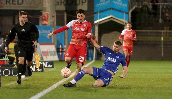 04.11.2025, xfsx, Herren, Fussball, Saison 2025 2026, BFV Verbandspokal, Viertellfinale: FC Wuerzburger Kickers - SV Viktoria Aschaffenburg v.li.: Dion Berisha (FC Wuerzburger Kickers), Niklas Borger (SV Viktoria Aschaffenburg) Wuerzburg AKON ARENA Bayern Deutschland