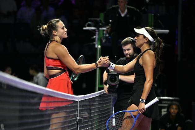WTA, Tennis Damen Finals 2025 in Riyadh - Day Four RIYADH, SAUDI ARABIA - NOVEMBER 4: Jessica Pegula (R) of the United States congratulates her opponent Aryna Sabalenka (L) after winning the second group-stage match on Day 4 of the 2025 WTA Finals, part of the Hologic WTA Tour, at King Saud University Indoor Arena in Riyadh, Saudi Arabia, on November 4, 2025. Artur Widak Anadolu Riyadh Saudi Arabia. Editorial use only. Please get in touch for any other usage.  Copyright: x2025xAnadoluxArturxWidakx