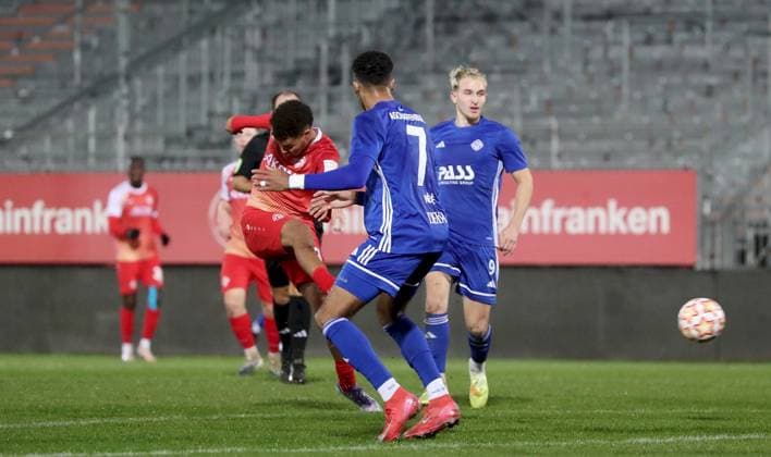 04.11.2025, xfsx, Herren, Fussball, Saison 2025 2026, BFV Verbandspokal, Viertellfinale: FC Wuerzburger Kickers - SV Viktoria Aschaffenburg v.li.: Jermain Nischalke (FC Wuerzburger Kickers) erzielt das Tor zum 2:0, scores the goal 2:0, David Nene (SV Viktoria Aschaffenburg), Georgios Makridis (SV Viktoria Aschaffenburg) Wuerzburg AKON ARENA Bayern Deutschland