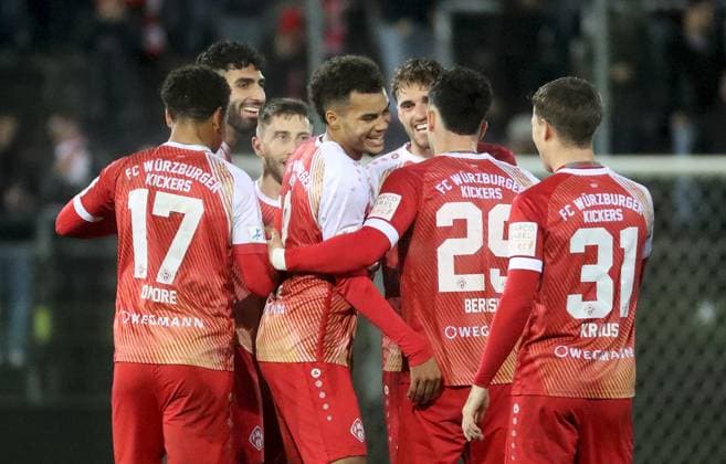 04.11.2025, xfsx, Herren, Fussball, Saison 2025 2026, BFV Verbandspokal, Viertellfinale: FC Wuerzburger Kickers - SV Viktoria Aschaffenburg v.li.: Liam Omore (FC Wuerzburger Kickers), Ebrahim Fahrahnak (FC Wuerzburger Kickers), Dominik Meisel (FC Wuerzburger Kickers), Jermain Nischalke (FC Wuerzburger Kickers), Marius Uhl (FC Wuerzburger Kickers), Dion Berisha (FC Wuerzburger Kickers), Tim Kraus (FC Wuerzburger Kickers) mit Torjubel, celebrate the goal, goal celebration, Jubel ueber das Tor zum 2:0 Wuerzburg AKON ARENA Bayern Deutschland