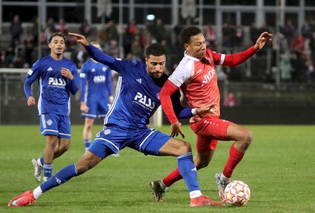 04.11.2025, xfsx, Herren, Fussball, Saison 2025 2026, BFV Verbandspokal, Viertellfinale: FC Wuerzburger Kickers - SV Viktoria Aschaffenburg v.li.: David Nene (SV Viktoria Aschaffenburg), Liam Omore (FC Wuerzburger Kickers) Wuerzburg AKON ARENA Bayern Deutschland