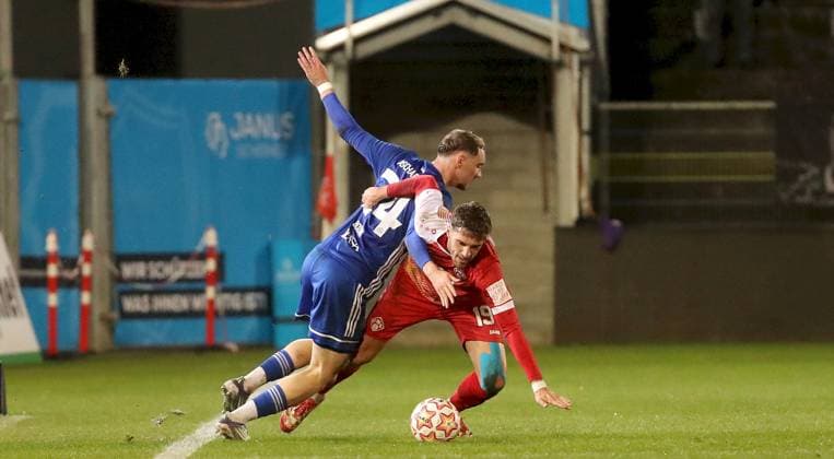 04.11.2025, xfsx, Herren, Fussball, Saison 2025 2026, BFV Verbandspokal, Viertellfinale: FC Wuerzburger Kickers - SV Viktoria Aschaffenburg v.li.: Eren Bozan (SV Viktoria Aschaffenburg), Marius Uhl (FC Wuerzburger Kickers) Wuerzburg AKON ARENA Bayern Deutschland