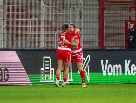 Soccer, Women, Season 2025 2026, Google Pixel Women Bundesliga 9 Matchday , 1 FC Union Berlin VfL Wolfsburg, f l Lisa Heiseler 1 FC Union , Antonia Halverkamps 1 FC Union , Cheering after goal to 1 0, 04 11 2025, Copyright: xMatthiasxKochx