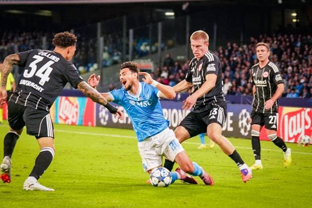 Football UEFA Champions League 2025 26, Matchday 4 SSC Napoli vs Eintracht Frankfurt Diego Armando Maradona Napoli Eljif Elmas Napoli, 20 Rasmus Kristensen Eintracht Frankfurt, 13 Nnamdi Collins Eintracht Frankfurt, 34 Naples Metropolitan City of Naples Italy Copyright: xJOERANxSTEINSIEKx