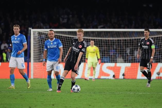 November 4, 2025, Napoli, Napoli, Italia: hugo Larsson of Eintracht Francoforte During the Champions League match between Napoli and Eintracht Frankfurt on November 4, 2025, at the Diego Armando Maradona Stadium in Naples..Photo: Napoli Italia - ZUMAs236 20251104_aap_s236_044 Copyright: xFabioxSassox