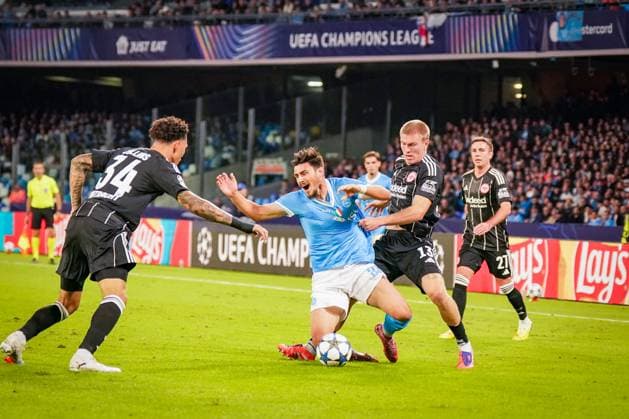 Football UEFA Champions League 2025 26, Matchday 4 SSC Napoli vs Eintracht Frankfurt Diego Armando Maradona Napoli Eljif Elmas Napoli, 20 Rasmus Kristensen Eintracht Frankfurt, 13 Nnamdi Collins Eintracht Frankfurt, 34 Naples Metropolitan City of Naples Italy Copyright: xJOERANxSTEINSIEKx