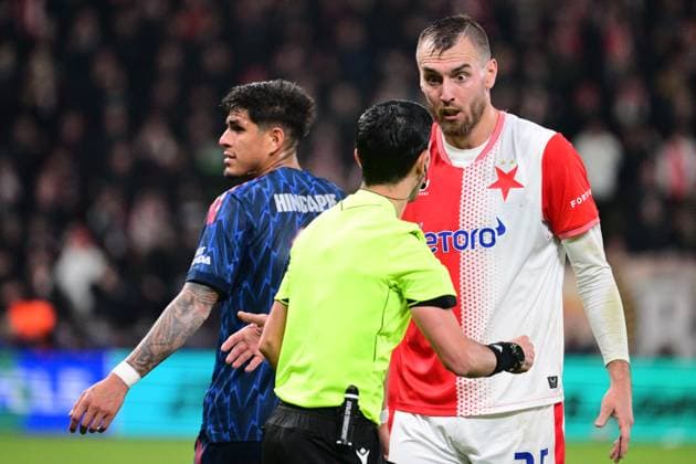 From left Piero Hincapie of Arsenal and Tomas Chory of Slavia in action during the Football Champions League 4th round match: Slavia Prague vs Arsenal in Prague, Czech Republic, November 4, 2025. (CTKxPhoto MichalxKamaryt) CTKPhotoP2025110407996  CTKPhotoP2025110407996