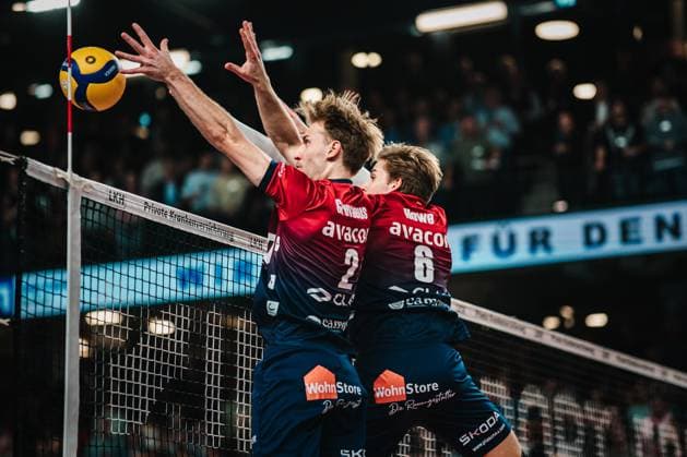 VBL SVG Lüneburg vs VfB Friedrichshafen 04 11 2025 Jackson Howe SVG Lüneburg, 6 and Daniel Gruvaeus SVG Lüneburg, 2 on Block Volleyball Bundesliga, Matchday 5 SVG Lüneburg vs VfB Friedrichshafen on 04 11 2025 in the LKH Arena, Lüneburg Copyright: xBEAUTIFULxSPORTS Tonhäuserx