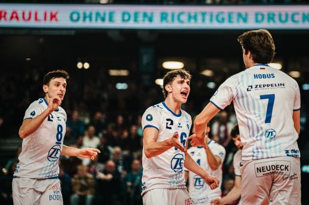 VBL SVG Lüneburg vs VfB Friedrichshafen 04 11 2025 Simon Kohn 16, VfB Friedrichshafen rejoices with his teammates Volleyball Bundesliga, Matchday 5 SVG Lüneburg vs VfB Friedrichshafen on 04 11 2025 in the LKH Arena, Lüneburg Copyright: xBEAUTIFULxSPORTS Tonhäuserx
