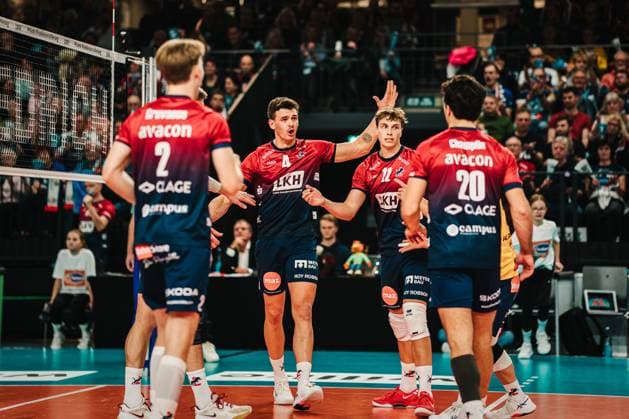 VBL SVG Lüneburg vs VfB Friedrichshafen 04 11 2025 SVG Lüneburg celebrates a point win Volleyball Bundesliga, Matchday 5 SVG Lüneburg vs VfB Friedrichshafen on 04 11 2025 at the LKH Arena, Lüneburg Copyright: xBEAUTIFULxSPORTS Tonhäuserx