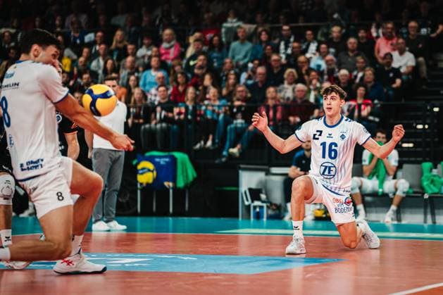 VBL SVG Lüneburg vs VfB Friedrichshafen 04 11 2025 Simon Kohn 16, VfB Friedrichshafen looks at Aleksa Batak 8, VfB Friedrichshafen as he receives the ball Volleyball Bundesliga, Matchday 5 SVG Lüneburg vs VfB Friedrichshafen on 04 11 2025 at LKH Arena, Lüneburg Copyright: xBEAUTIFULxSPORTS Tonhäuserx