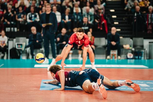 VBL SVG Lüneburg vs VfB Friedrichshafen 04 11 2025 Joscha Kunstmann SVG Lüneburg, 7 tries to get the ball Volleyball Bundesliga, Matchday 5 SVG Lüneburg vs VfB Friedrichshafen on 04 11 2025 in the LKH Arena, Lüneburg Copyright: xBEAUTIFULxSPORTS Tonhäuserx