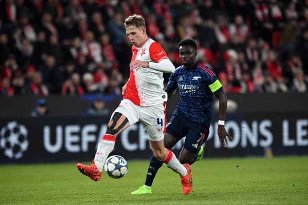 November 4, 2025, Prague, Czech Republic: DAVID ZIMA of Slavia Praha (L) and BUKAYO SAKA of Arsenal (R) in action during the UEFA Champions League 2025-2026 League Phase MD4 match between SK Slavia Praha and Arsenal at Stadium Eden on November 4, 2025, in Prague, Czech Republic. Prague Czech Republic - ZUMAr156 20251104_aap_r156_001 Copyright: xSlavekxRutax
