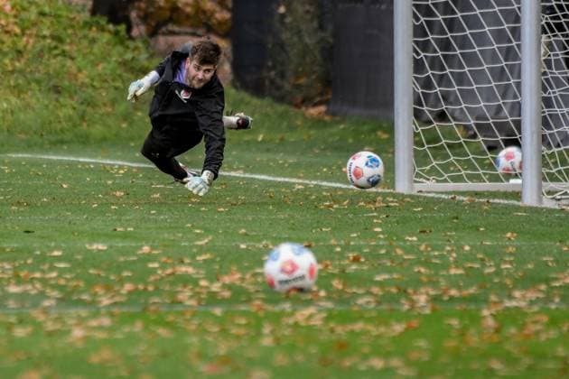 Ben Voll Pauli on the ball Germany , Hamburg , Training ground at Kollaustrasse , Football , 1 Bundesliga , Training of FC St Pauli
