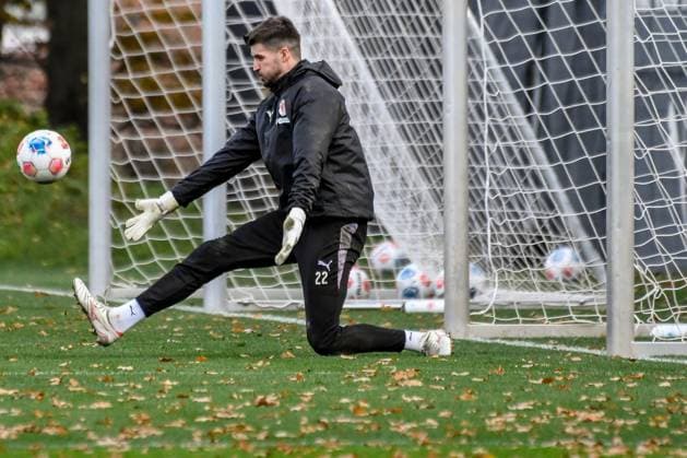 Nikola Vasilj Pauli on the ball Germany , Hamburg , Training ground at Kollaustrasse , Football , 1 Bundesliga , Training of FC St Pauli