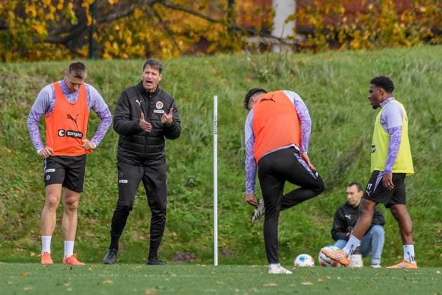 Hauke Wahl Coach Alexander Blessin speaks to the players Pauli Germany , Hamburg , Training ground at Kollaustrasse , Football , 1 Bundesliga , Training of FC St Pauli