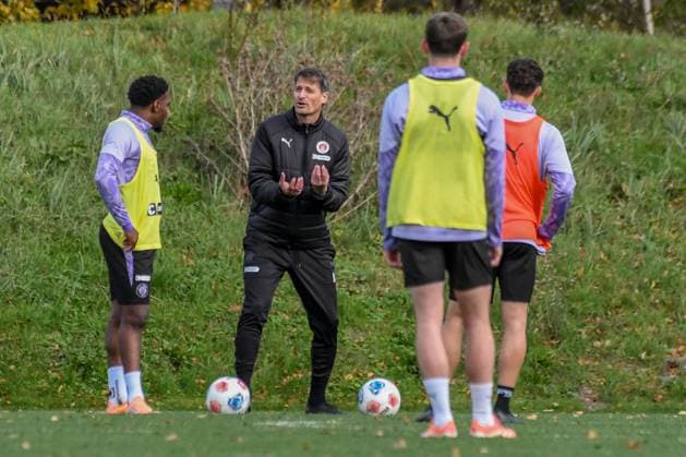 Oladapo Afolayan Coach Alexander Blessin Pauli Germany , Hamburg , Training ground at Kollaustrasse , Football , 1 Bundesliga , Training of FC St Pauli