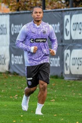 Joel Chima Fujita Pauli does running training in socks Germany , Hamburg , Training ground at Kollaustrasse , Football , 1 Bundesliga , Training of FC St Pauli