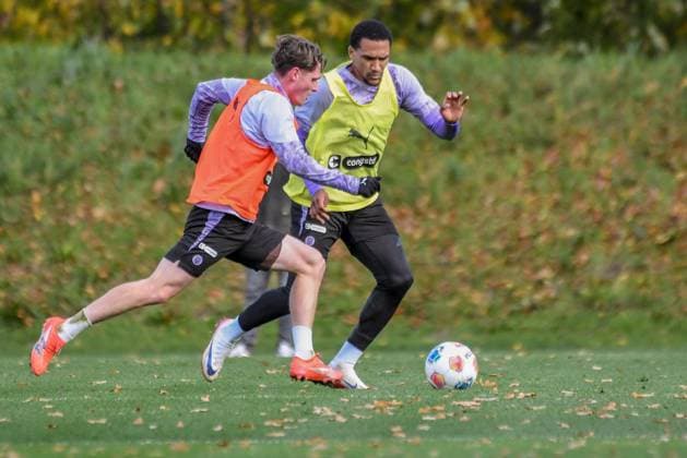 Fin Stevens Hountondji Andréas Pauli on the ball Germany , Hamburg , Training ground at Kollaustrasse , Football , 1 Bundesliga , Training of FC St Pauli