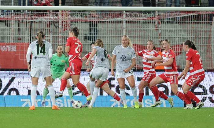 Anna Weiß blocks the shot from Janina Minge duel Match scene Action Sport Soccer Soccer Women Womens Bundesliga 9 Matchday Season 2025 2026 04 11 2025 1 FC Union Berlin vs VfL Wolfsburg WOB DFL regulations prohibit any use of photographs as image sequences and or quasi video
