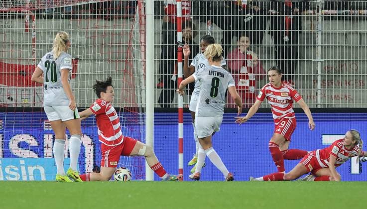 Tomke Schneider blocks the shot from Lena Lattwein duel Match scene Action Sport Football Soccer Women Womens Bundesliga 9 Matchday Season 2025 2026 04 11 2025 1 FC Union Berlin vs VfL Wolfsburg WOB DFL regulations prohibit any use of photographs as image sequences and or quasi video