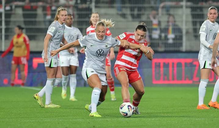 Guro Bergsvand in a duel with Lisa Heiseler Action Match scene Sport Football Soccer Women Womens Bundesliga 9 Matchday Season 2025 2026 04 11 2025 1 FC Union Berlin vs VfL Wolfsburg WOB DFL regulations prohibit any use of photographs as image sequences and or quasi video
