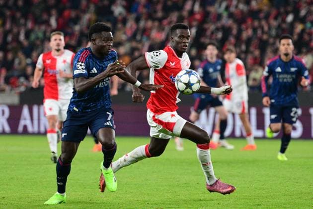 iFrom left Bukayo Saka of Arsenal and Mbodzi Jusufa of Slavia in action during the Football Champions League 4th round match: Slavia Prague vs Arsenal in Prague, Czech Republic, November 4, 2025. (CTKxPhoto MichalxKamaryt) CTKPhotoP2025110408229  CTKPhotoP2025110408229