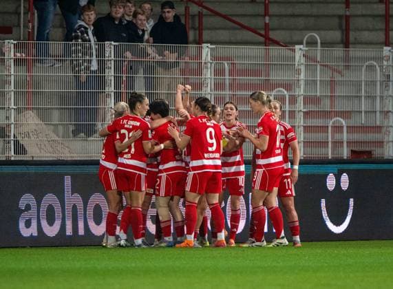 Soccer, Women, Season 2025 2026, Google Pixel Women Bundesliga 9 Matchday , 1 FC Union Berlin VfL Wolfsburg, f l Judith Steinert 1 FC Union , Anna Weiß 1 FC Union , Antonia Halverkamps 1 FC Union , Tomke Schneider 1 FC Union , Sophie Weidauer 1 FC Union , Eileen Campbell 1 FC Union , Samantha Steuerwald 1 FC Union , Dina Orschmann 1 FC Union , Cheering after goal to 1 0, 04 11 2025, Copyright: xMatthiasxKochx