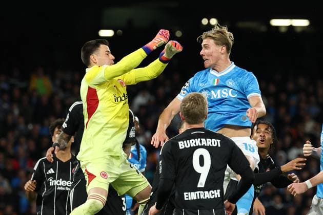 Michael Zetterer of Eintracht Frankfurt and Rasmus Hojlund of SSC Napoli during the UEFA Champions League 2025 2026 football match between SSC Napoli and Eintracht Frankfurt at Diego Armando Maradona stadium in Naples (Italy), November 04th, 2025. cesarexpurini