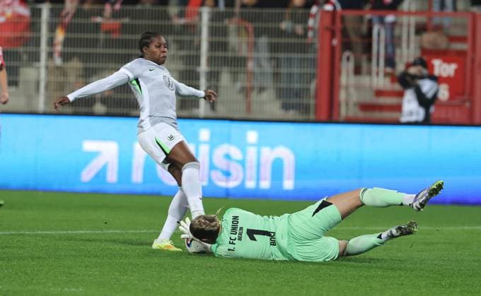 Lineth Beerensteyn, Goalkeeper Cara Bösl duel Match scene Action Sport Soccer Soccer Women Womens Bundesliga 9 Matchday Season 2025 2026 04 11 2025 1 FC Union Berlin vs VfL Wolfsburg WOB DFL regulations prohibit any use of photographs as image sequences and or quasi video