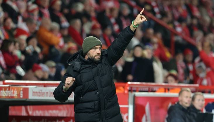 Coach Stephan Lerch pointing, gesticulating action upper body Sport Football Soccer Women Womens Bundesliga 9 Matchday Season 2025 2026 04 11 2025 1 FC Union Berlin vs VfL Wolfsburg WOB DFL regulations prohibit any use of photographs as image sequences and or quasi video