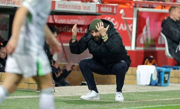 Coach Stephan Lerch scolds action upper body Sport Football Soccer Women Womens Bundesliga 9 Matchday Season 2025 2026 04 11 2025 1 FC Union Berlin vs VfL Wolfsburg WOB DFL regulations prohibit any use of photographs as image sequences and or quasi video