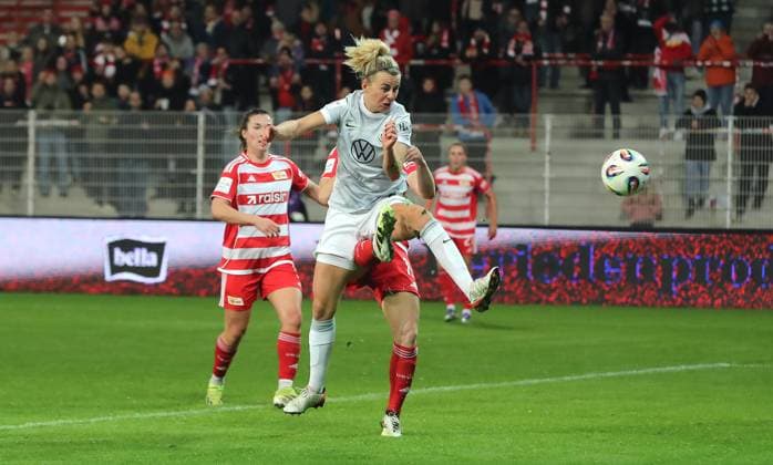 Lena Lattwein scores the goal to equalize the score at 1 1 duel Match scene Action Sport Football Soccer Women Womens Bundesliga 9 Matchday Season 2025 2026 04 11 2025 1 FC Union Berlin vs VfL Wolfsburg WOB DFL regulations prohibit any use of photographs as image sequences and or quasi video