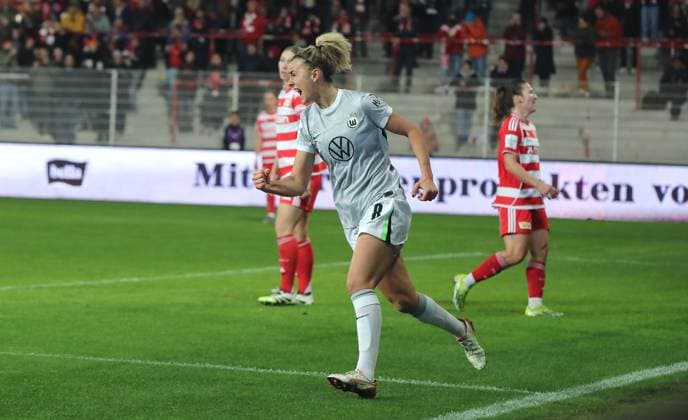 Lena Lattwein cheers after equalizing 1 1 Joy Emotion Cheering Sport Football Soccer Women Womens Bundesliga 9 Matchday Season 2025 2026 04 11 2025 1 FC Union Berlin vs VfL Wolfsburg WOB DFL regulations prohibit any use of photographs as image sequences and or quasi video