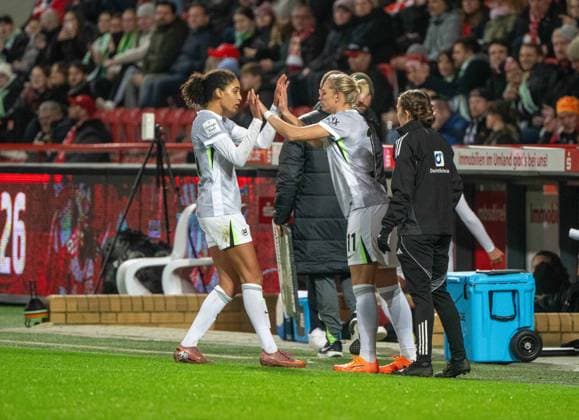 Soccer, Women, Season 2025 2026, Google Pixel Women Bundesliga 9 Matchday , 1 FC Union Berlin VfL Wolfsburg, v l Cora Zicai Wolfsburg , Alexandra Popp Wolfsburg , 04 11 2025, Copyright: xMatthiasxKochx