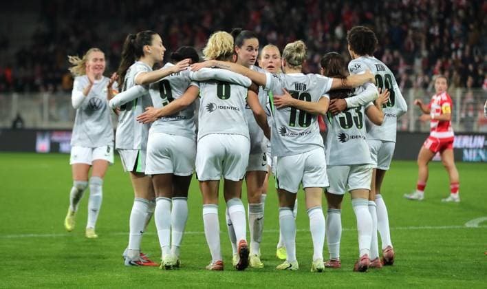 Lena Lattwein No 8 celebrates after equalizing 1 1 with teammates Joy Emotion Cheering Sport Football Soccer Women Womens Bundesliga 9 Matchday Season 2025 2026 04 11 2025 1 FC Union Berlin vs VfL Wolfsburg WOB DFL regulations prohibit any use of photographs as image sequences and or quasi video