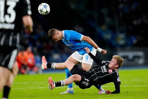 SSC Napoli v Eintracht Frankfurt - UEFA Champions League 2025 26 League Phase MD4 Alessandro Buongiorno of SSC Napoli and Jonathan Burkardt of Eintracht Frankfurt compete for the ball during the UEFA Champions League 2025 26 League Phase MD4 match between SSC Napoli and Eintracht Frankfurt at Stadio Diego Armando Maradona on November 4, 2025 in Neaples, Italy. Neaples Stadio Diego Armando Maradona Campania Italy Copyright: xGiuseppexMaffiax 251104_UCL_Napioli-EintrachtFrankfurt_GM_2269
