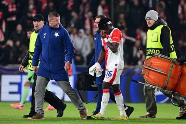 Injured David Moses of Slavia (centre) leaves the field during the Football Champions League 4th round match: Slavia Prague vs Arsenal in Prague, Czech Republic, November 4, 2025. (CTKxPhoto MichalxKamaryt) CTKPhotoP2025110408317  CTKPhotoP2025110408317