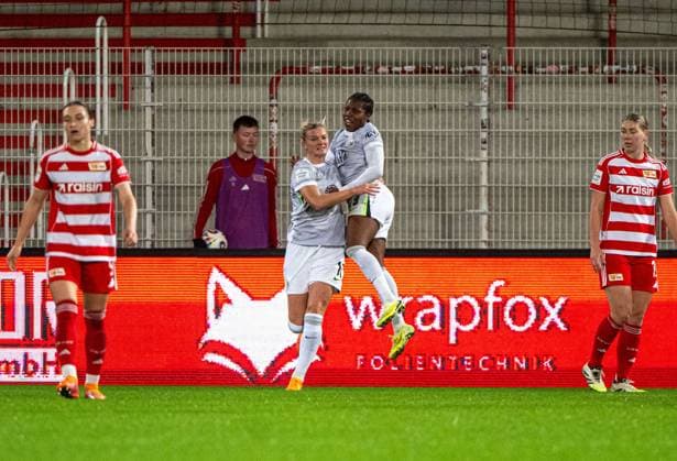 Soccer, Women, Season 2025 2026, Google Pixel Women Bundesliga 9 Matchday , 1 FC Union Berlin VfL Wolfsburg, v l Alexandra Popp Wolfsburg , Lineth Beerensteyn Wolfsburg , Cheering after goal to 1 2, 04 11 2025, Copyright: xMatthiasxKochx