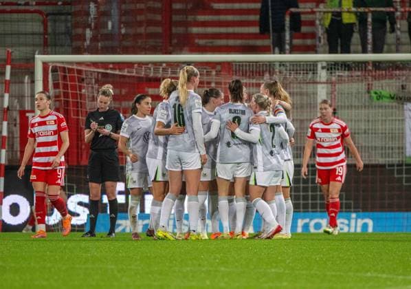 Soccer, Women, Season 2025 2026, Google Pixel Women Bundesliga 9 Matchday , 1 FC Union Berlin VfL Wolfsburg, Wolfsburg cheers after goal to 1 3 by Smilla Vallotto Wolfsburg , 04 11 2025, Copyright: xMatthiasxKochx