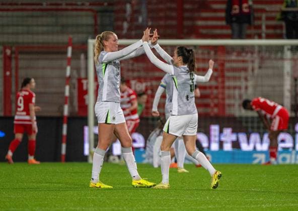 Soccer, Women, Season 2025 2026, Google Pixel Women Bundesliga 9 Matchday , 1 FC Union Berlin VfL Wolfsburg, v l Camilla Küver Wolfsburg , Caitlin Dijkstra Wolfsburg , Cheering after goal to 1 3, 04 11 2025, Copyright: xMatthiasxKochx