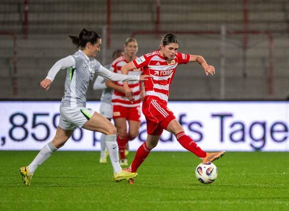 Soccer, Women, Season 2025 2026, Google Pixel Women Bundesliga 9 Matchday , 1 FC Union Berlin VfL Wolfsburg, v l Caitlin Dijkstra Wolfsburg , Eileen Campbell 1 FC Union , 04 11 2025, Copyright: xMatthiasxKochx
