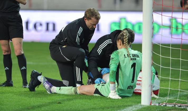 Goalkeeper Cara Bösl is treated for injury and replaced Injury Sport Football Soccer Women Womens Bundesliga 9 Matchday Season 2025 2026 04 11 2025 1 FC Union Berlin vs VfL Wolfsburg WOB DFL regulations prohibit any use of photographs as image sequences and or quasi video